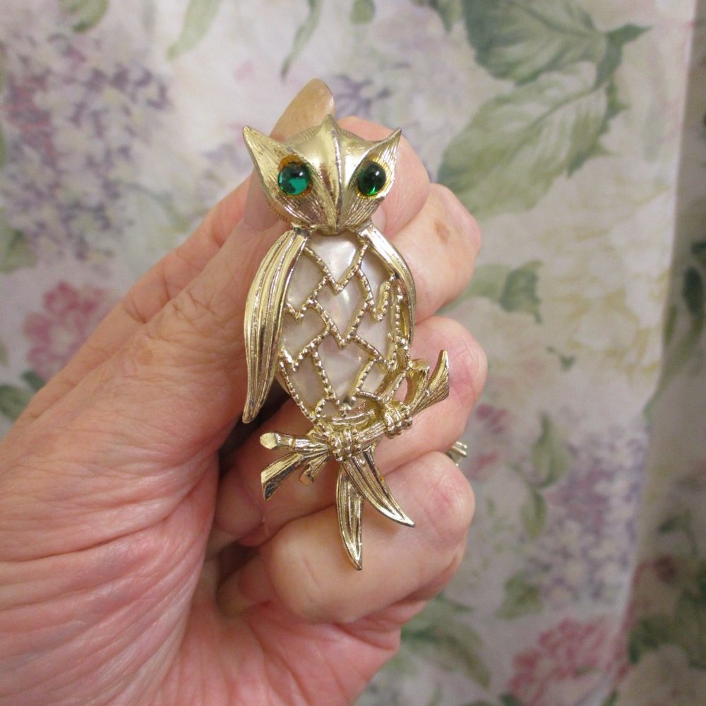 VINTAGE Silver Green MOP Owl Brooch ~ Mother of Pearl Glass Cabachon Silver Owl